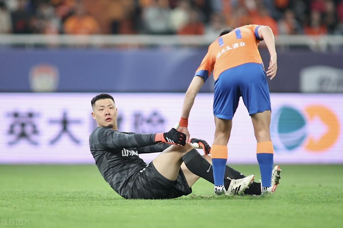 比赛中球员们的拼尽全力令人感动不已！