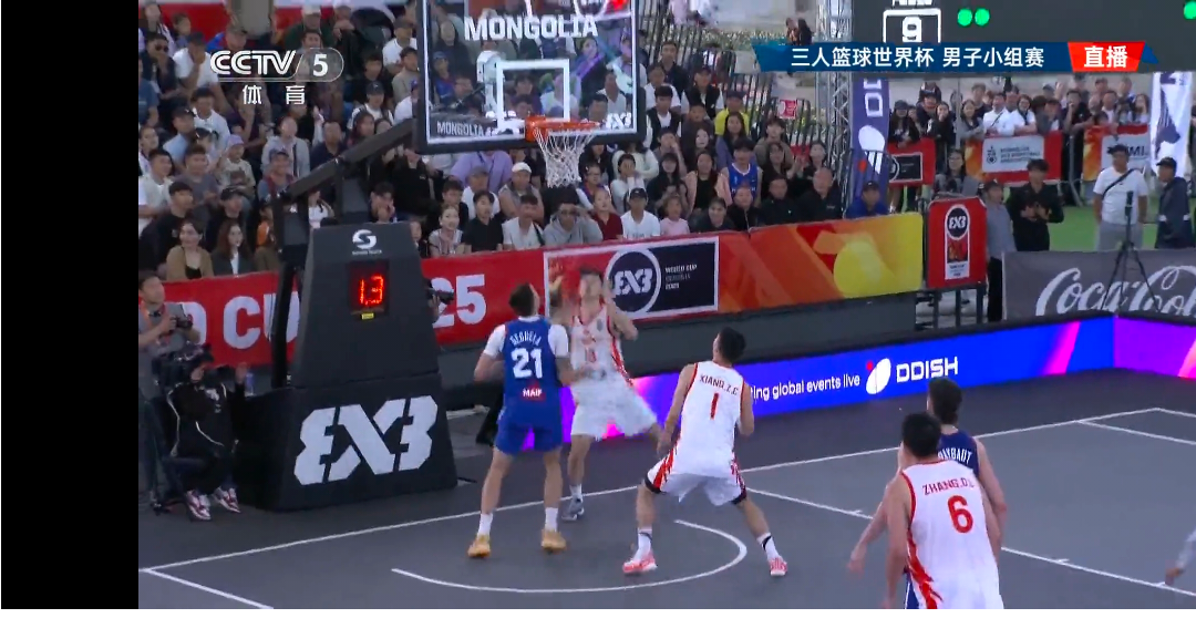 男子篮球小组赛赢得惊险胜利