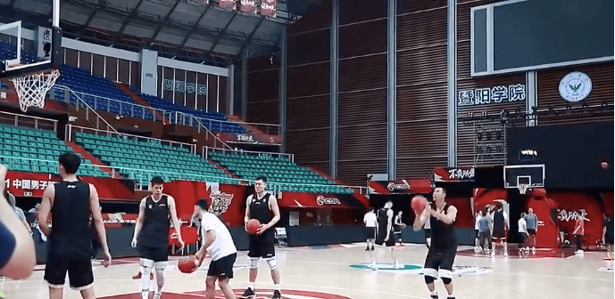 湖人完胜深圳队，易建联状态火热的简单介绍