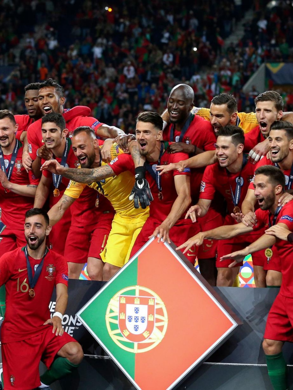 包含捷克队在欧预赛赛场上以团结力量推动胜利的词条