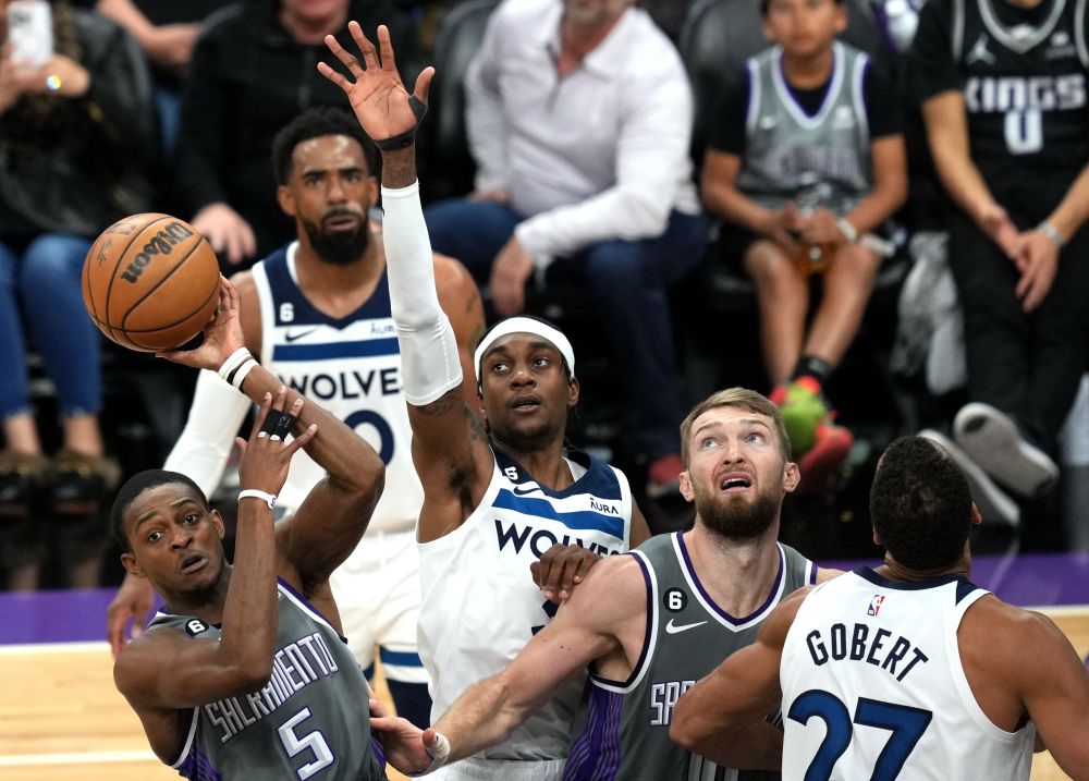 雄鹿逆转北京队，福克斯带队取胜