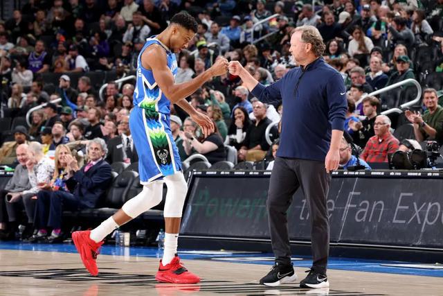 雄鹿逆转北京队，福克斯带队取胜